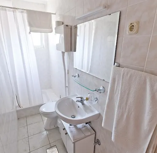 לינה וארוחת בוקר Family Magazin 3*