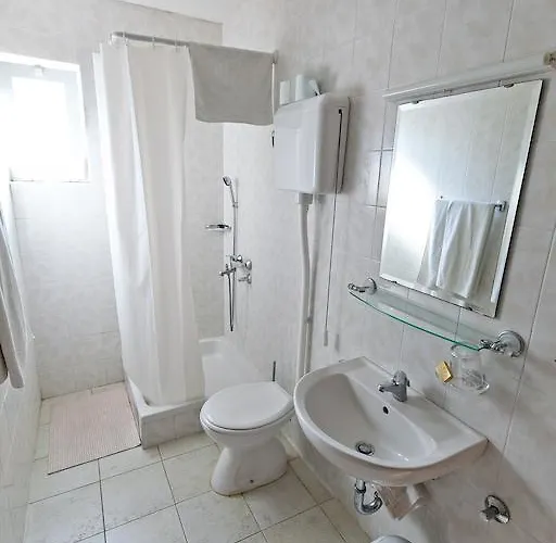 לינה וארוחת בוקר Family Magazin 3*